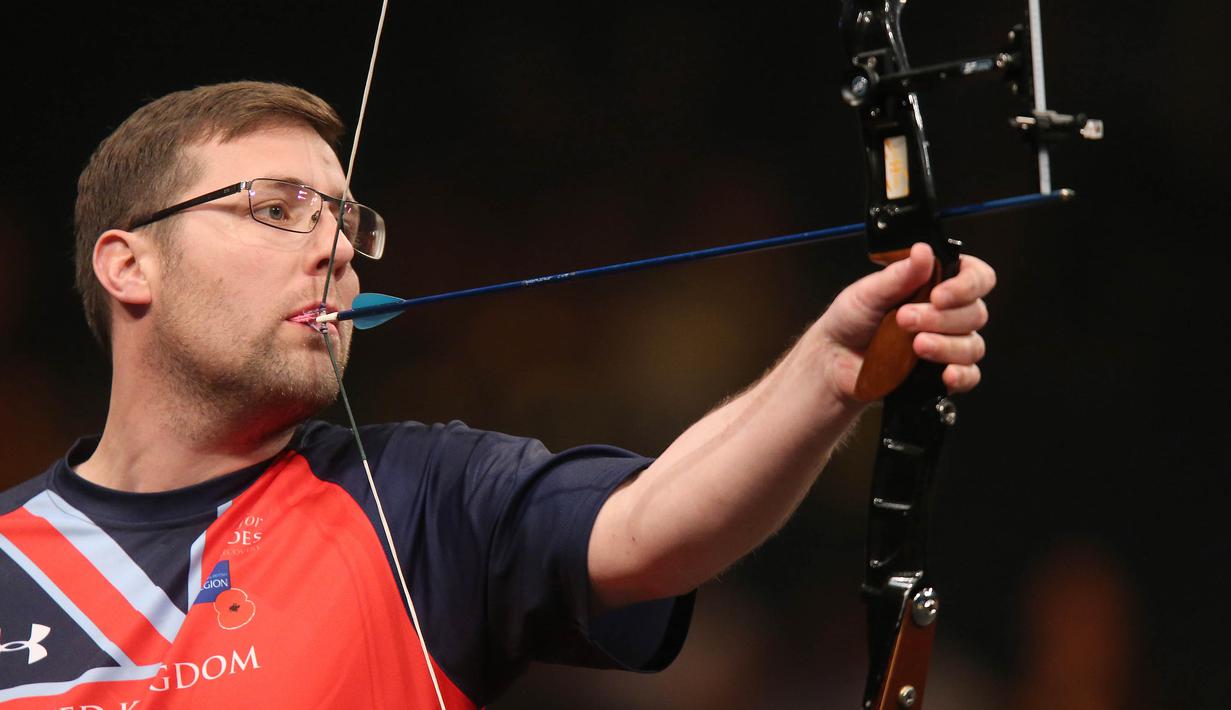 Martin Clapton menahan panah dengan mulutnya, siap mengarahkan ke sasaran kejuaraan Invictus Games Orlando 2016 di ESPN Wide World of Sports Complex, Lake Buena Vista, Florida, (9/5/2016). (Alex Menendez/ Getty Images for Invictus Games/AFP)