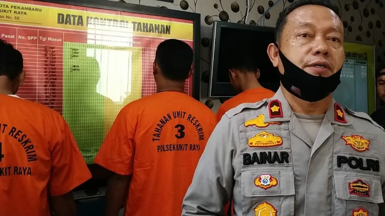 Kepala Polsek Bukitraya Kompol Bainar dan tiga tersangka penganiaya penjual nanas (baju orange) di Pekanbaru.