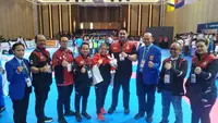 Manik Trisna Dewi Wetan (kelima dari kiri) berpose dengan skuad Vovinam Indonesia pada ajang SEA Games 2023 Kamboja hari Sabtu (06/05/2023). (Gregah Nurikhsani/Bola.com)