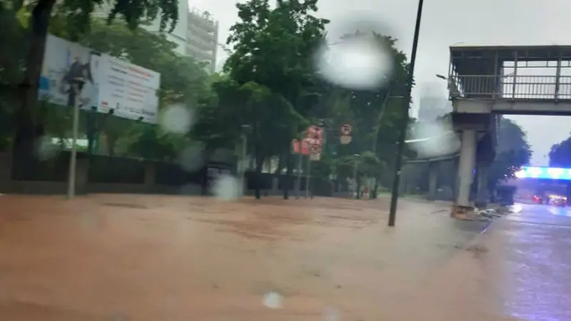 Banjir di depan Kampus Atmajaya Jl. Jenderal Sudirman, Rabu pagi (1/1/2020))
