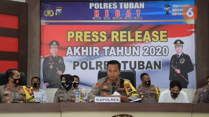 Kapolres Tuban AKBP Ruruh Wicaksono (tengah) ketika buka-bukaan data krimininalitas yang terjadi di Kabupaten Tuban sepanjang tahun 2020. (Liputan6.com/Ahmad Adirin)