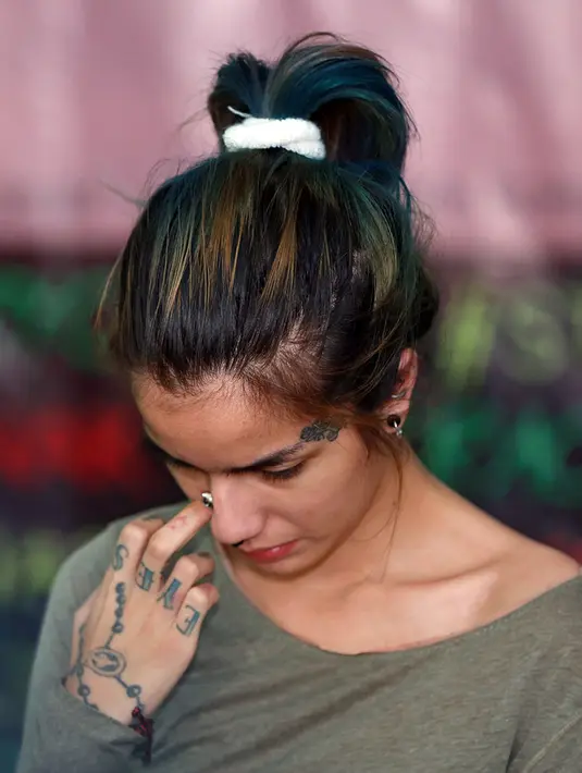 "Ini sudah menumpuk, puncaknya Desember 2015. Sheila fikir-fikir coba perbaiki tapi enggak bisa makanya saya datang ke sini. Mental anak-anak yang ada difikiran saya," tambah Sheila. (Deki Prayoga/Bintang.com)