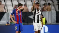 Pemain Barcelona, Sergi Roberto (kiri) terlihat sedih saat pemain Juventus, Paulo Dybala (kanan) merayakan gol keduanya pada laga perempatfinal Liga Champions di Juventus Stadium, Turin (11/4/2017). Barcelona kalah 0-3. (AP/Antonio Calanni)