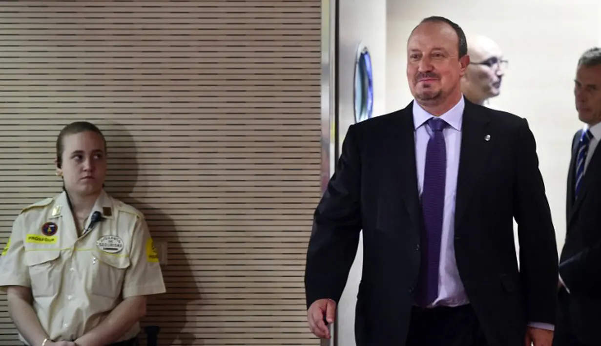 Rafael Benitez saat tiba untuk diperkenalkan oleh Presiden Real Madrid Florentino Perez ke awak media di Santiago Bernabeu (3/6/2015). Rafael Benitez akan dikontrak Real Madrid selama 3 musim kedapan. (AFP PHOTO/PIERRE-PHILIPPE MARCOU)