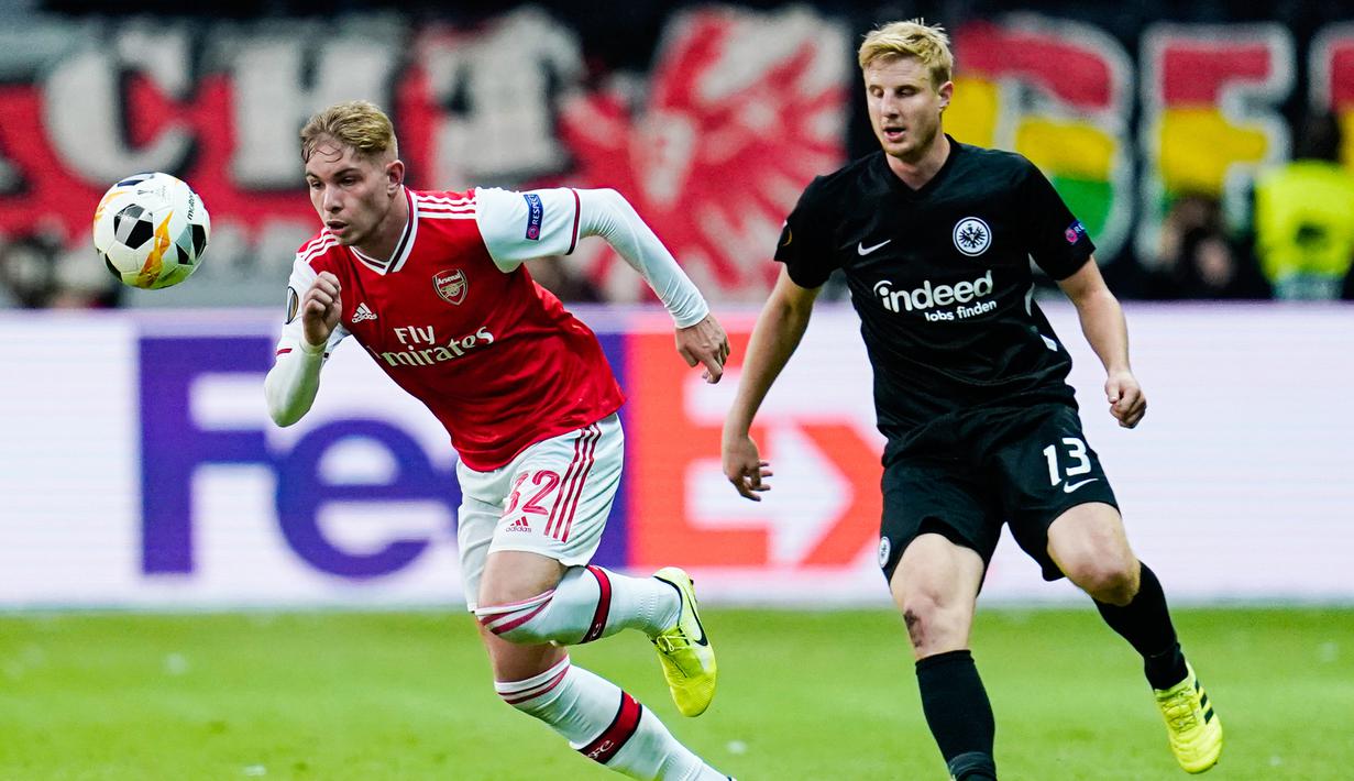 Gelandang Arsenal, Emile Smith, berebut bola dengan bek Eintracht Frankfurt, Martin Hinteregger, pada laga Europa League di Frankfurt, Kamis (19/9). Frankfurt kalah 0-3 dari Arsenal. (AFP/Daniel Roland)