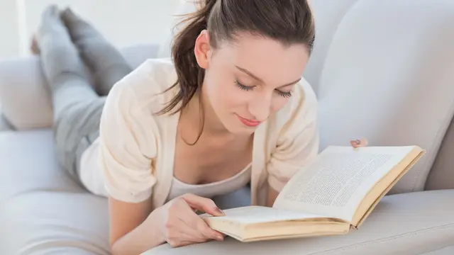 [Bintang] 10 Tanda Kalau Kamu Seorang Kutu Buku Akut