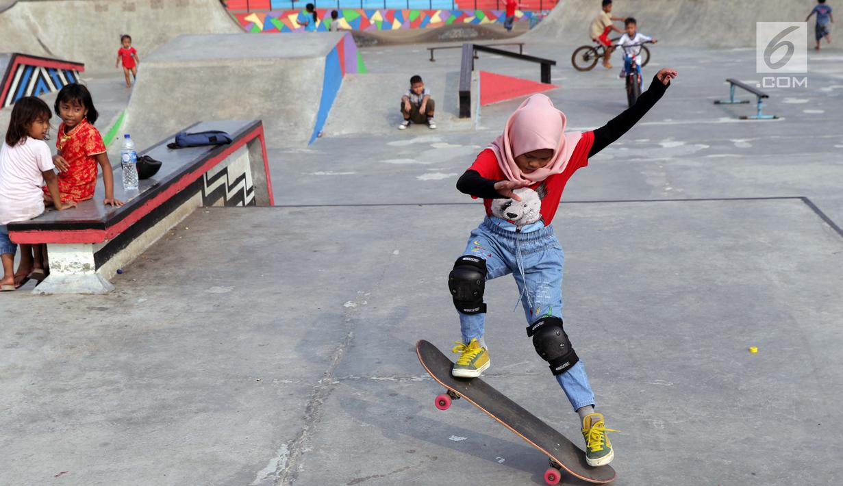 Seorang anak berlatih bermain papan luncur di area Skate Park RPTRA Kalijodo, Jakarta, Sabtu (15/6/2019). Menjelang sore hari, anak-anak berdatangan menghabiskan waktu dengan bermain di area RPTRA Kalijodo. (Liputan6.com/Helmi Fithriansyah)
