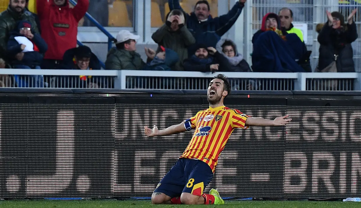 Pemain Lecce Marco Mancosu melakukan selebrasi usai mencetak gol penyeimbang pada pertandingan sepak bola Serie A antara Lecce melawan Inter Milan di Stadion Via del Mare, Lecce, Italia, 19 Januari 2020. (Tiziana FABI/AFP)