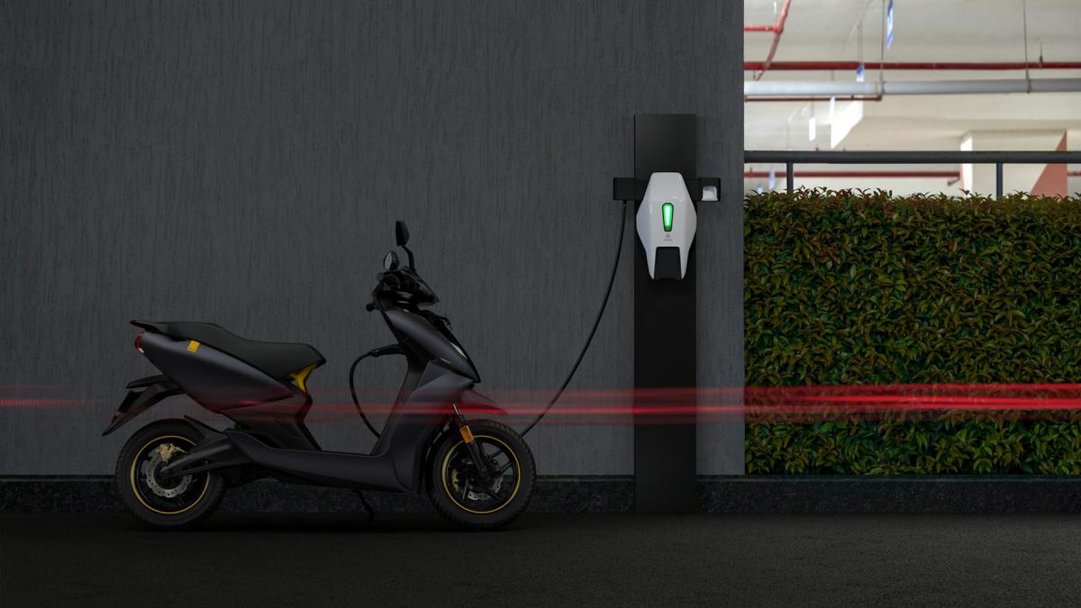 Ketahui Batas Aman Motor Listrik saat Melintasi Genangan dan Banjir