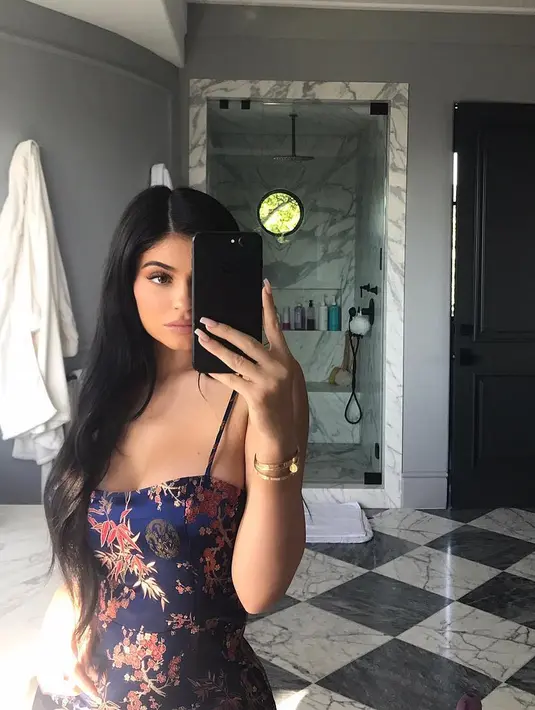 Sejak berita kehamilannya merebak, Kylie Jenner sampai saat ini belum juga buka suara di hadapan publik. Sebaliknya, ia justru menyembunyikan dengan menggunggah foto-foto seksi di akun Instagramnya. (Instagram/Kyliejenner)