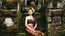 Bakal menjadi menantu Anang Hermansyah, inilah potret Sarah Menzel saat mengenakan pakaian adat Payas Kuno Bali. Berada di sebuah pura menghadirkan nuansa kerajaan. (Liputan6.com/IG/@ssarah_menzel).
