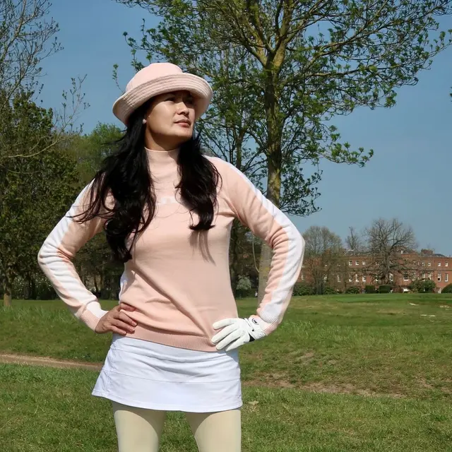 7 Gaya Donna Harun saat Main Golf, Banjir Pujian