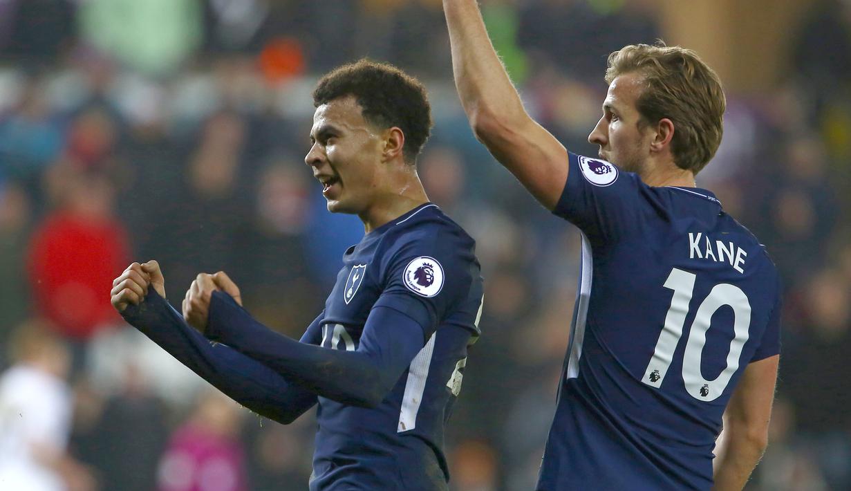 Pemain Tottenham, Dele Alli (kiri) merayakan gol bersama rekannya Harry Kane saat melawan Swansea City pada lanjutan Premier League di The Liberty Stadium, Swansea, (2/1/2018). Tottenham menang 2-0. (AFP/Geoff Caddick)