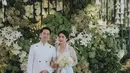 Selain mengenakan gaun pengantin rancangan desainer kelas dunia saat pemberkatan, ketiga putrinya yakni Jessica Tanoesoedibjo, Valencia Tanoesoedibjo, dan Clarissa Tanoesoedibjo kompak mengenakan kebaya warna putih yang sama saat upacara pencatatan sipil pernikahan. [@valenciatanoe].