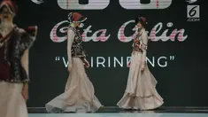Model mengenakan busana rancangan Gita Orlin pada ajang Indonesia Fashion Week (IFW) 2019 di Jakarta Convention Center, Kamis (28/3). Desian Gita Orlin kali ini terinspirasi dari kecantikan “Tenun Sumba” yang bertajuk “Wairinding". (Liputan6.com/Faizal Fanani)