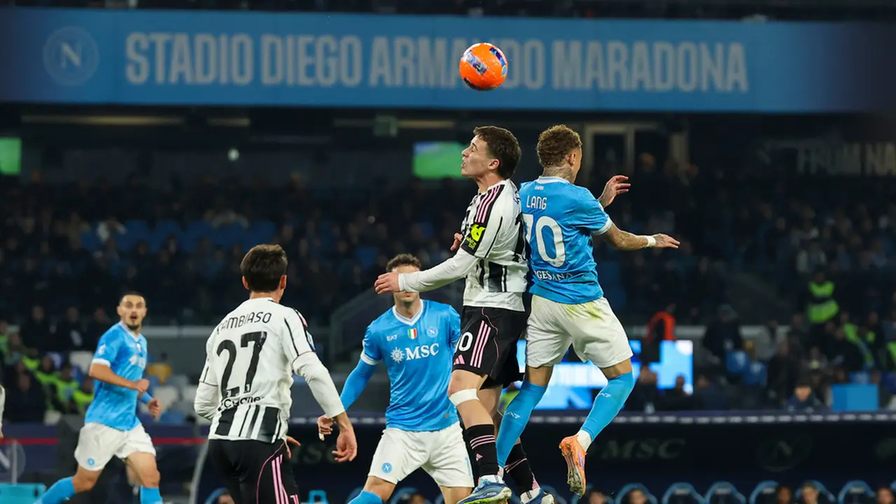 Duel udara Kenan Yildiz dengan Noa Lang di laga Napoli vs Juventus di pekan ke-14 Serie A 2025/2026 di Stadio Diego Armando Maradona, Senin (08/12/2025) dini hari WIB. (Alessandro Garofalo/LaPresse via AP)