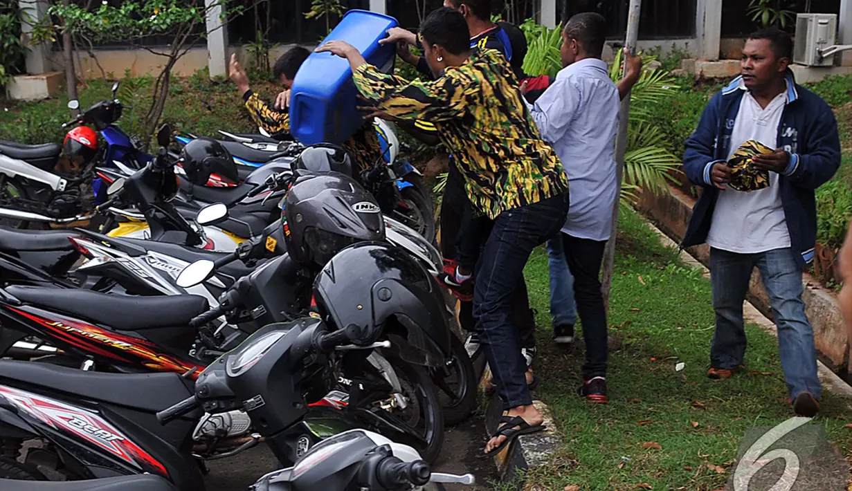 Sesama pendukung Golkar saling baku hantam saat Rapat Pleno di DPP Golkar, Jakarta, Selasa (25/11/2014). (Liputan6.com/Johan Tallo)