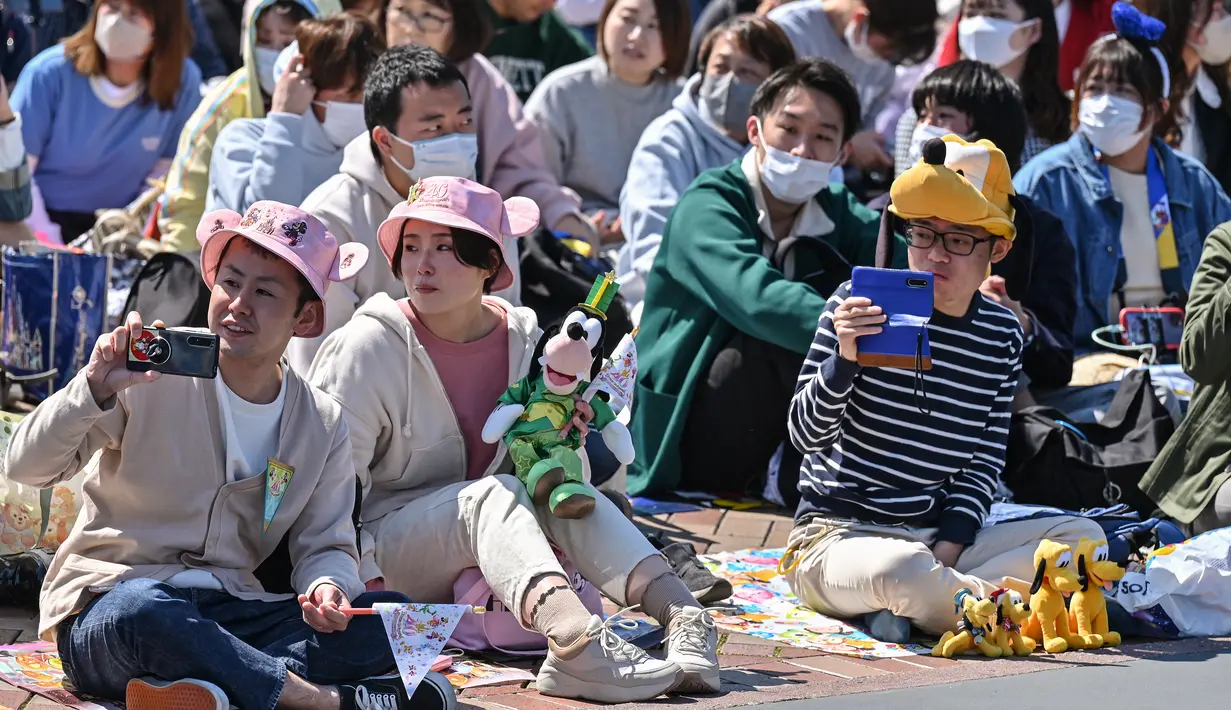 <p>DisneySea juga memiliki parade khusus bernama Let's Celebrate with Color, yang berlangsung di atas air dengan karakter Disney populer dalam kostum baru. (AFP/Richard A. Brooks)</p>