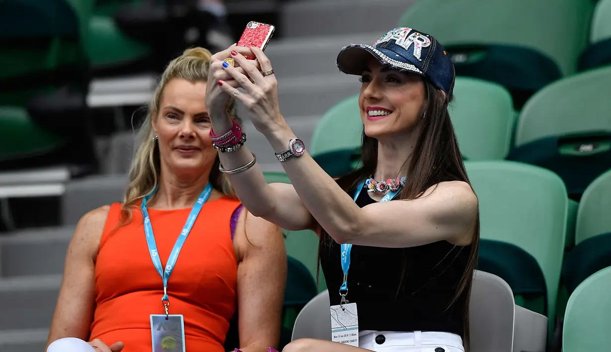 Seorang wanita berselfie sebelum menyaksikan pertandingan pada turnamen tenis Australia Terbuka di Melbourne (15/1). (AFP Photo/Greg Wood)