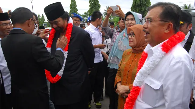 Cawapres Jusuf Kalla (kakan) saat berkunjung bersama Ketua Umum Partai Nasdem Surya Paloh (tengah) di Padang.