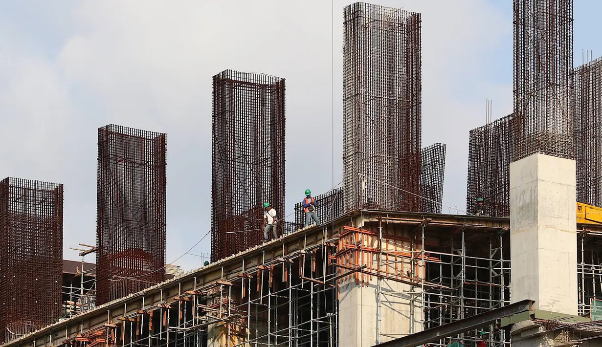 Pekerja menyelesaikan konstruksi baja untuk bangunan bertingkat di Jakarta, Jumat (5/4). Kementerian Perindustrian menargetkan produksi baja nasional mencapai 17 juta ton pada 2019. (Liputan6.com/Immanuel Antonius)
