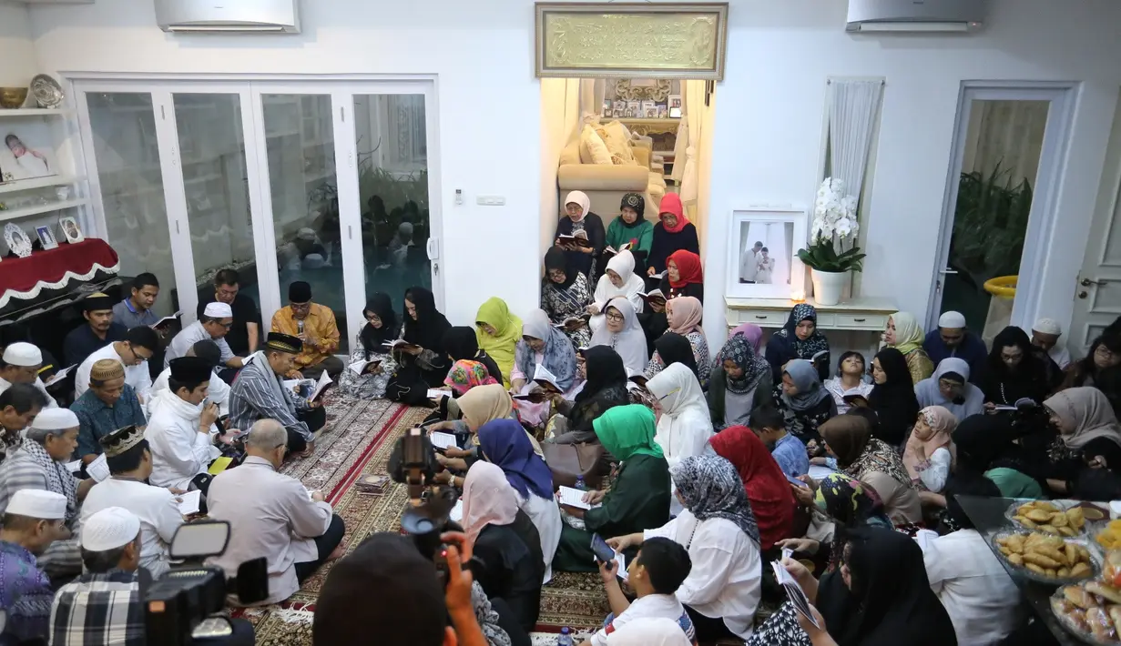 Apalagi pernikahan Ririn dan Fery belum genap dua tahun. Dari pengamatan Bintang.com, Ririn beberapa kali mengusap air matanya saat mengikuti pengajian yang diisi dengan pembacaan surat yasin dan doa-doa untuk almarhum suaminya. (Adrian Putra/Bintang.com)