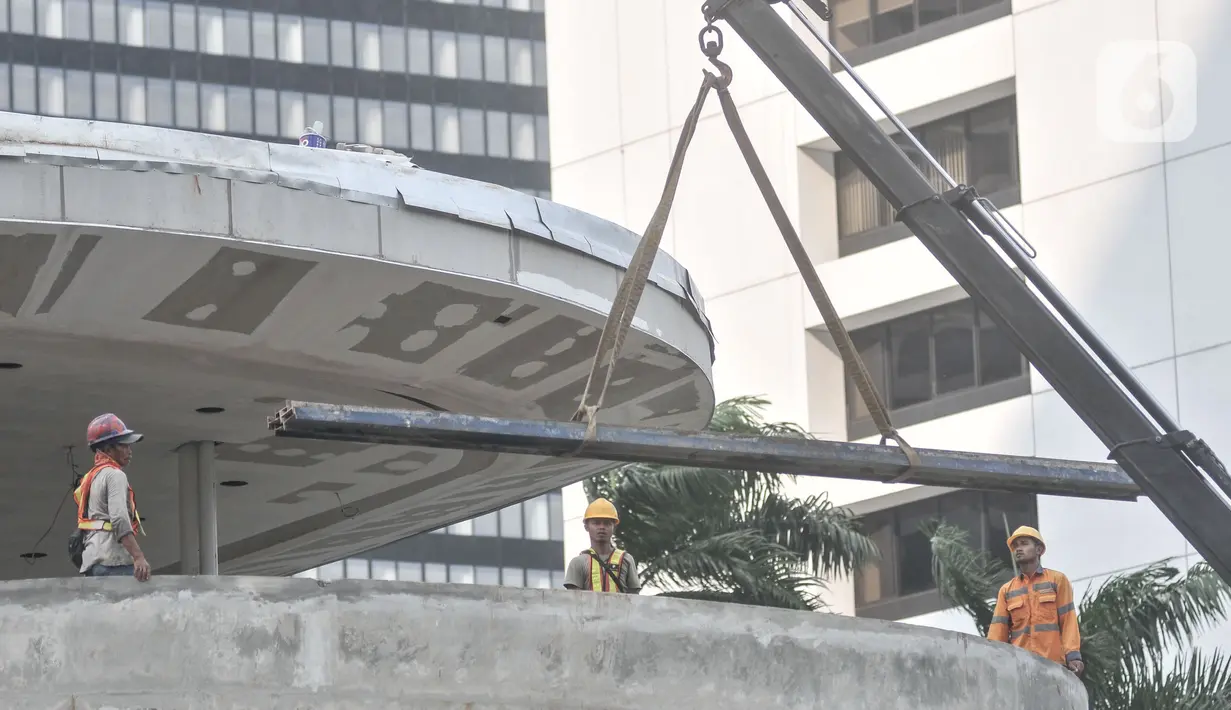 Pekerja saat menyelesaikan proyek pembangunan halte Transjakarta Dukuh Atas 1 di Jalan Jenderal Sudirman, Jakarta Pusat, Kamis (5/1/2023). Direktur Teknik dan Digital Transjakarta Mohamad Indrayana mengungkapkan pada 2023 PT TransJakarta menargetkan dapat menyelesaikan 54 halte yang sudah siap beroperasi untuk kepentingan mobilitas warga. (merdeka.com/Iqbal S Nugroho)