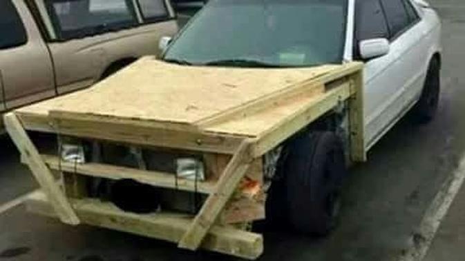 Modifikasi mobil dengan kayu (Sumber: Instagram/m.e.c.h.a.n.i.c.a.l_s)