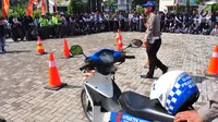 Polres Semarang menggelar Millenial Road Safety Festival (MRSF) 2019 di Halaman SMK 1 Bawen, Semarang, Jumat (1/2). Kegiatan ini bentuk kepedulian kepolisian pada kaum millennial yang berusia 17-35 tahun dalam tertib berlalu lintas. (Liputan6.com/Gholib)