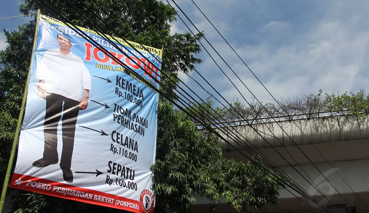 Sebuah spanduk yang menggambarkan sosok Jokowi terpampang jelas di sekitar Pospera, di Terminal Kampung Melayu, Jakarta, (29/5/2014). (Liputan6.com/Faizal Fanani)