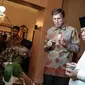 Ali Mustafa Ya'qub (kanan) saat menghadiri undangan berbuka puasa bersama di kediaman Dubes AS untuk Indonesia Robert O Blake (kedua kanan), Jakarta, Rabu (24/6/2015). (Liputan6.com/Faizal Fanani)