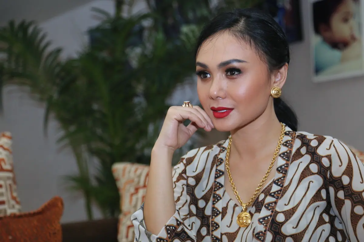 [Bintang] Yuni Shara dan Anaknya
