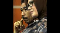 Ekspresi Romi Herton dan Istrinya Masyitoh saat menjalani sidang lanjutan di Pengadilan Tipikor, Jakarta, Kamis (4/12/2014). (Liputan6.com/Miftahul Hayat)