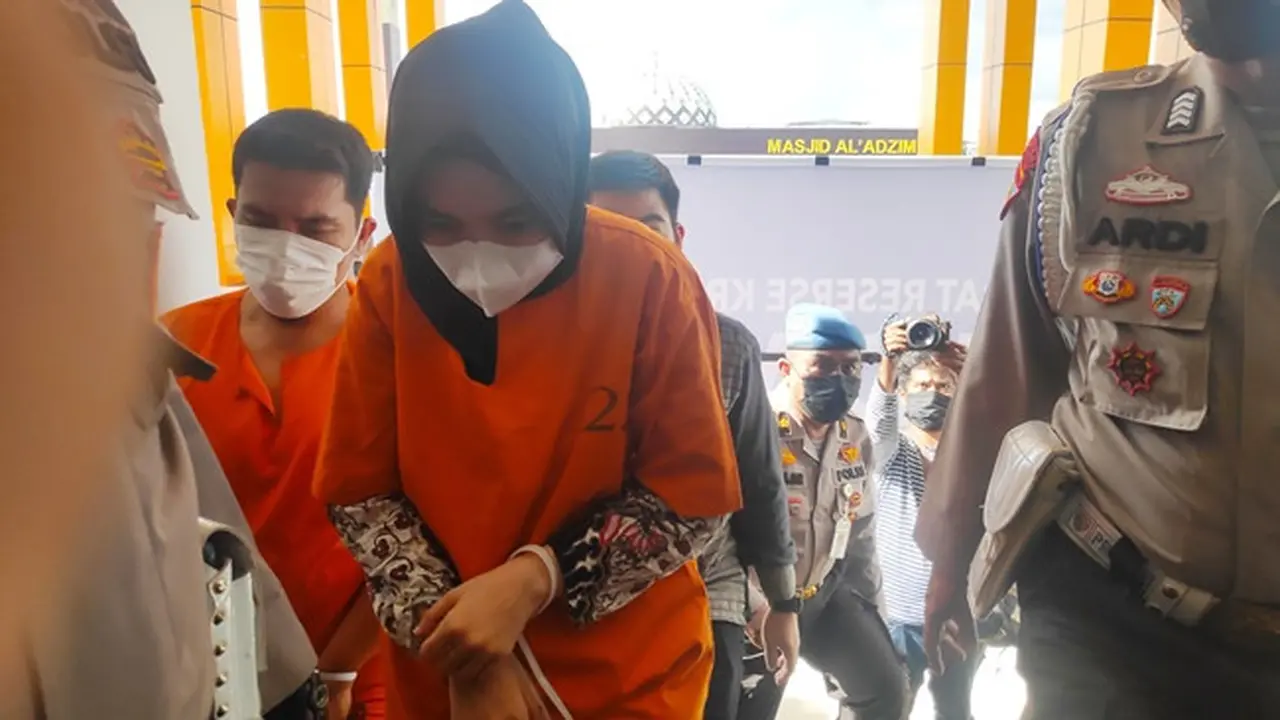 Tersangka pembobolan rekening nasabah Bank Riau Kepri.