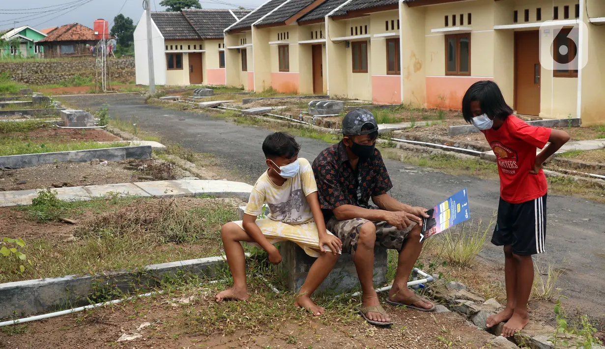 Warga melihat selebaran promo pembiayaan rumah KPR Bank BTN di kawasan perumahan subsidi, Rajeg, Tangerang, Banten, Kamis (11/2/2021).  Adanya KPR BP2BT diharapkan masyarakat berpenghasilan rendah dapat memiliki hunian dengan bantuan hingga Rp 40 juta dari pemerintah. (Liputan6.com/Angga Yuniar)