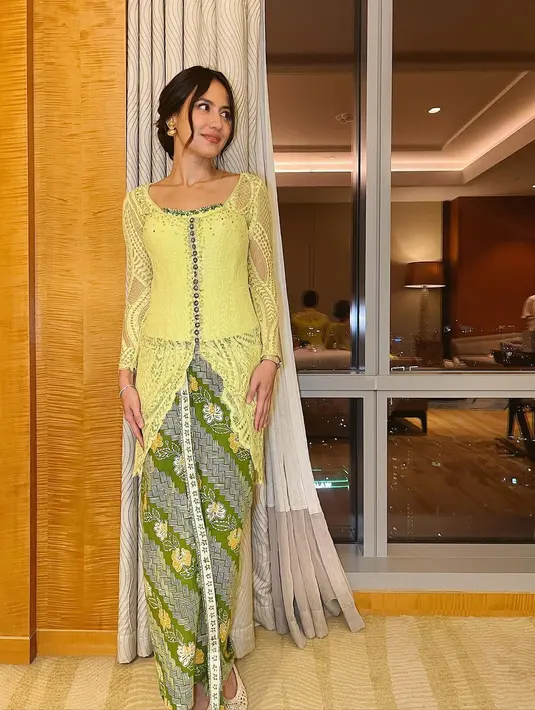Pesona kecantikan Pevita terpancar semakin maksimal di sini. Pevita Pearce yang memiliki paras yang cantik dan juga kerap tampil modis. Kombinasi inilah yang bikin dia digilai kaum pria. (Instagram/pevpearce)