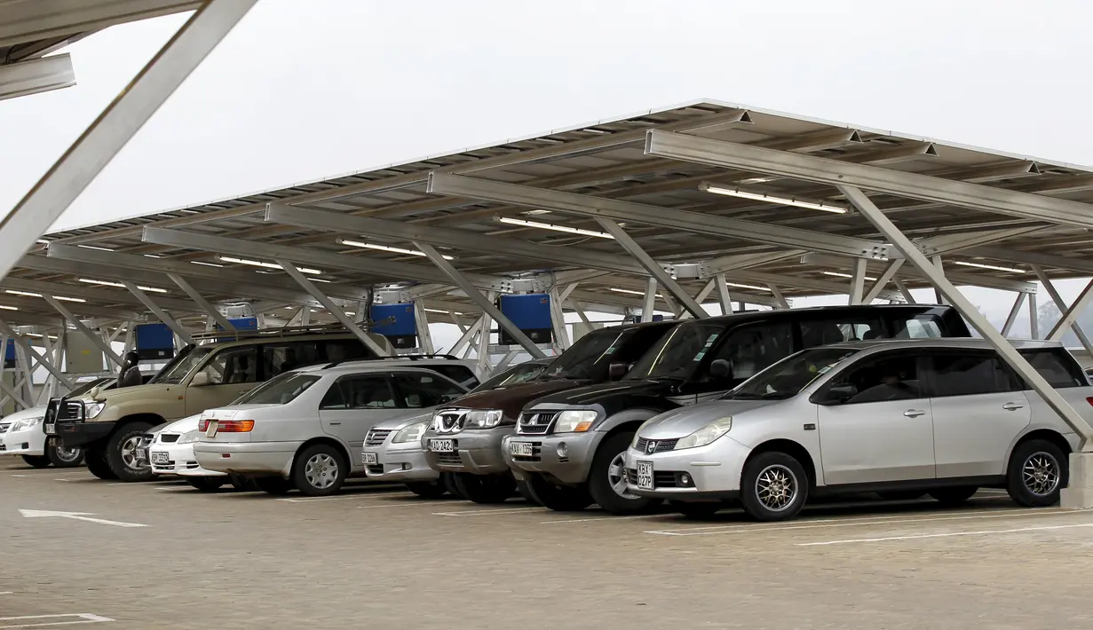 Mobil terpakir di bawah carport tenaga surya di pusat perbelanjaan, Kenya Nairobi, Afrika (15/9/2015). Afrika memiliki 3.300 panel surya yang menghasilkan 1.256 MWh per tahun mengurangi emisi karbon hingga 745 ton per tahun. (REUTERS/Thomas Mukoya)
