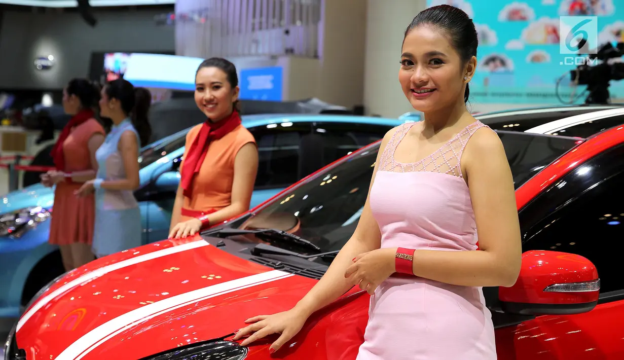 Sales Promotion Girls (SPG) atau model bersanding di samping mobil Daihatsu  pada pembukaan GIIAS 2018 di ICE BSD, Tangsel, Kamis (2/8). GIIAS 2018 mengambil tema Expand Ideas Beyond Mobility. (Liputan6.com/Fery Pradolo)