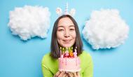 Funny birthday wishes for sister to make her laugh on her special day. (Photo: wayhomestudio/Freepik)