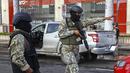 Anggota tentara menghentikan lalu lintas di sebuah pos pemeriksaan di jalan Guayaquil, Ekuador, pada 3 April 2023. (AFP/Gerardo Menoscal)