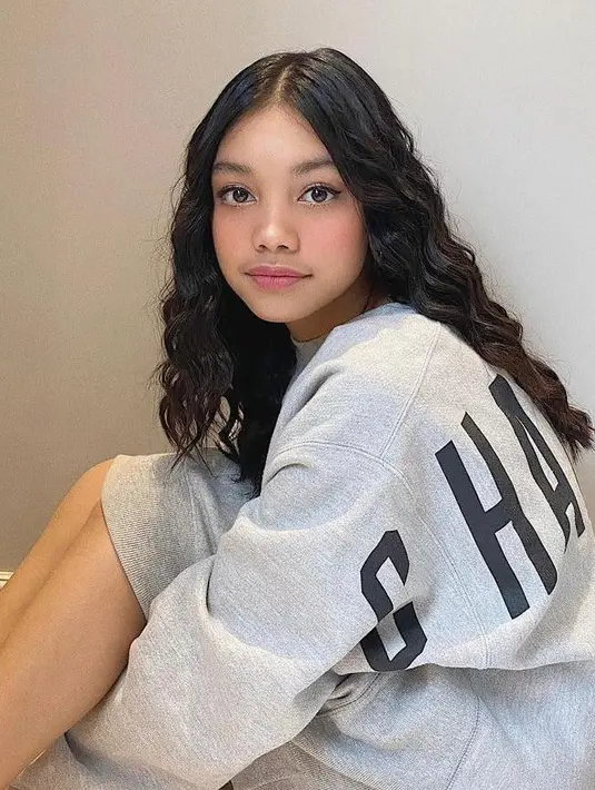 Bosan dengan rambut lurus panjangmu? Cobalah gaya wavy dari pangkal ke ujung rambut ini! (Instagram/naura.ayu).