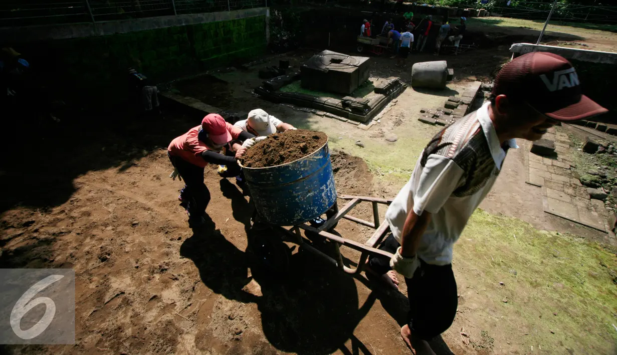 Sejumalah pekerja mengangkut tanah saat  penggalian di situs candi Palgading, Ngaglik , Sleman, Kamis (12/5/16). Candi peninggalan zaman kerajaan mataram Kuno ini akan di pugar hingga 10 Oktober 2016. (Liputan6.com/Boy Harjanto)