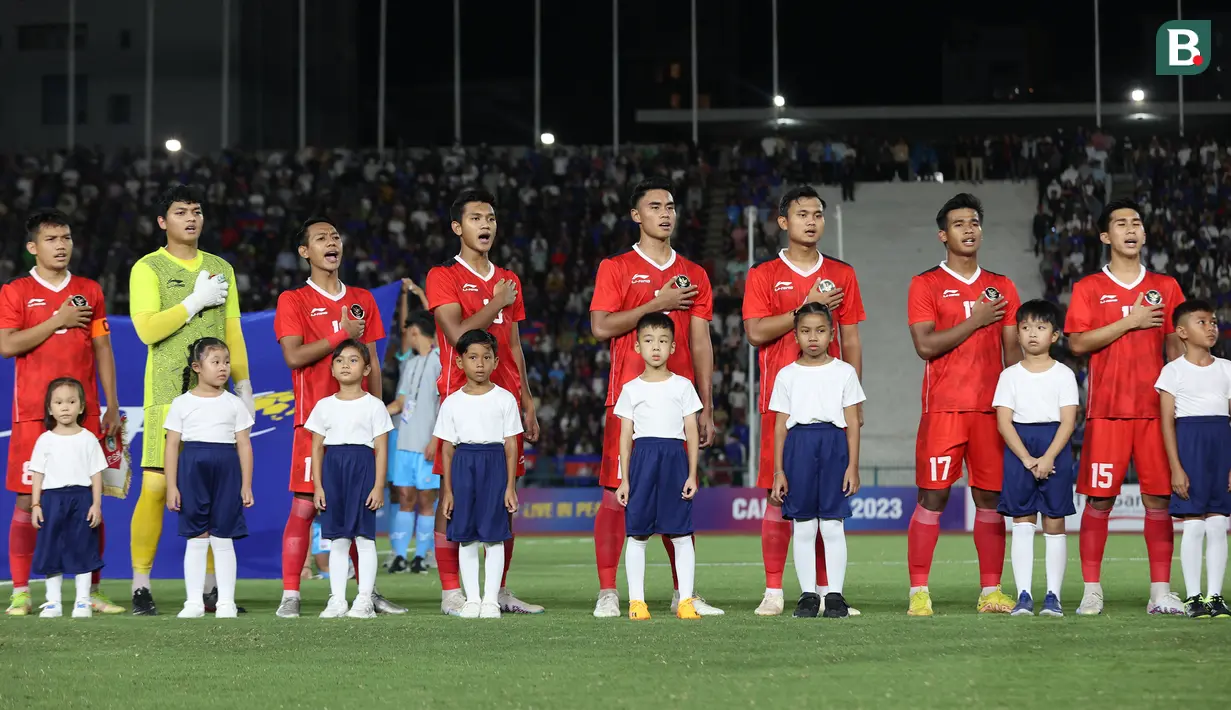 <p>Para pemain starting XI Timnas Indonesia U-22 berbaris menyanyikan lagu kebangsaan Indonesia Raya sebelum dimulainya laga keempat Grup A SEA Games 2023 menghadapi Kamboja di Olympic National Stadium, Phnom Penh, Kamboja, Rabu (10/5/2023). (Bola.com/Abdul Aziz)</p>