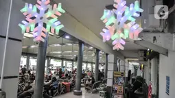 Calon penumpang saat menunggu jadwal keberangkatan KA jarak jauh di Stasiun Pasar Senen, Jakarta, Kamis (22/12/2022). Untuk mengantisipasi lonjakan penumpang menjelang libur Natal 2022 dan Tahun Baru 2023 atau Nataru, PT KAI menyediakan 5,5 juta tempat duduk untuk perjalanan kereta api. (merdeka.com/Iqbal S. Nugroho)