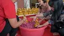 Ritual ini tidak sekadar membersihkan debu secara fisik, melainkan memiliki makna spiritual yang mendalam. Tampak dalam foto, warga membersihkan patung Buddha dalam persiapan perayaan Tahun Baru Imlek 2577 Kongzili di Vihara Buddhayana, Surabaya, Jawa Timur pada Senin 9 Februari 2026. (JUNI KRISWANTO/AFP)