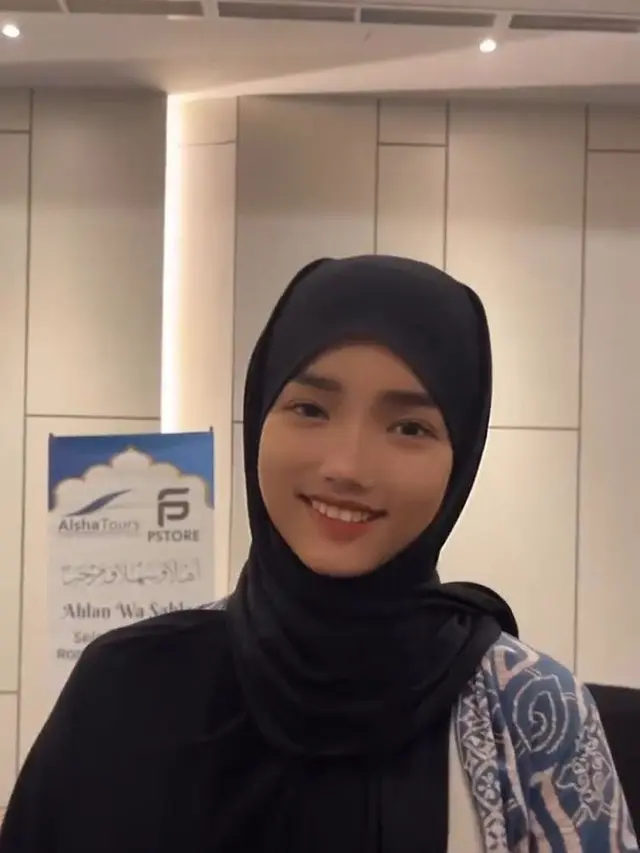 6 Potret Fuji dan Thariq Halilintar Berangkat Umrah Bareng, Curi Perhatian
