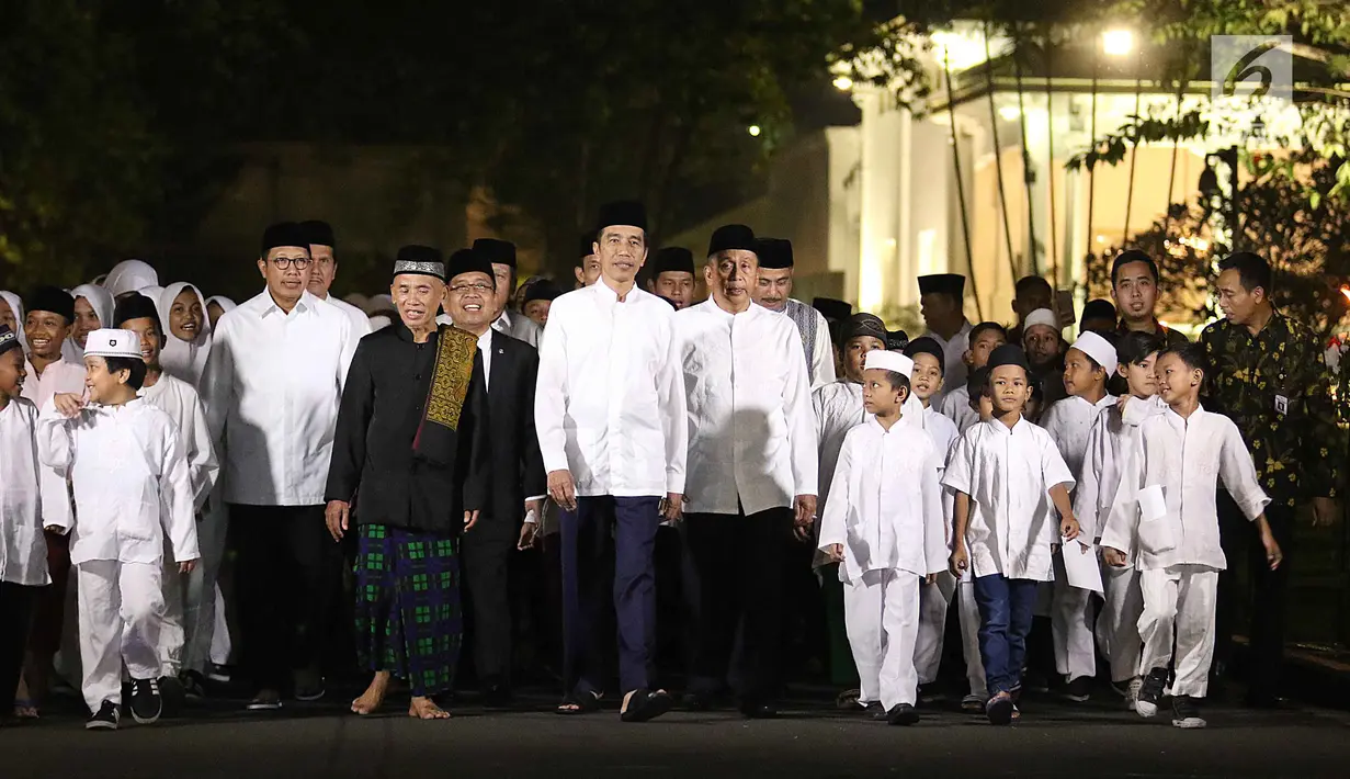 Presiden Joko Widodo (Jokowi) bersama anak-anak yatim se-Jabodetabek berjalan beriringan menuju masjid yang berada di halaman Istana, Jakarta, Senin (12/6). (Liputan6.com/Angga Yuniar)