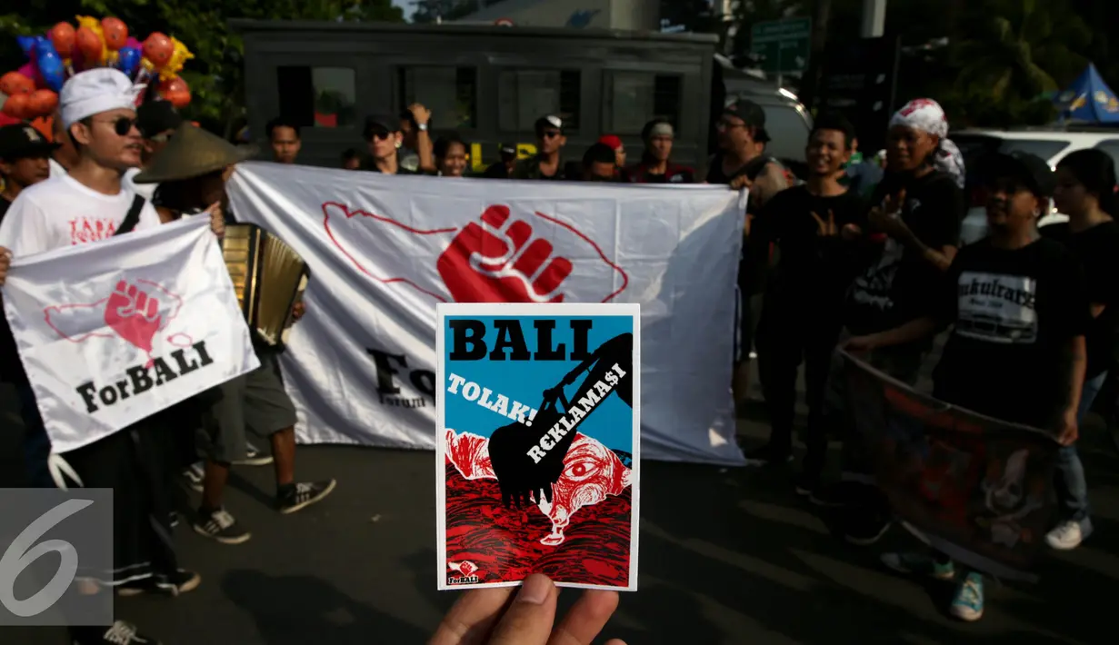 Masyarakat aliansi Forum Rakyat Bali di Jakarta melakukan aksi saat Car Free Day (CFD) di Bundaran Hotel Indonesia, Jakarta, Minggu (4/9). Dalam aksinya mereka bernyanyi menyerukan Tolak Reklamasi Teluk Benoa. (Liputan6.com/Johan Tallo)