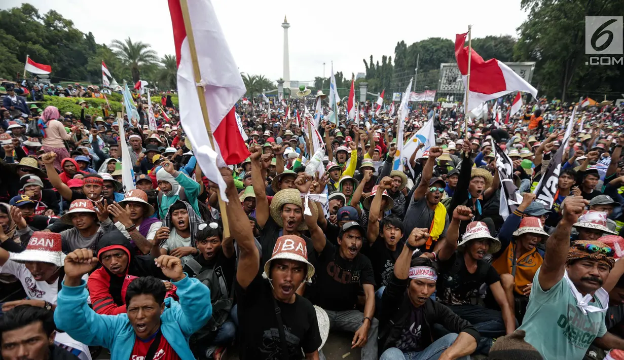 Ribuan nelayan tradisional dari berbagai daerah menggelar unjuk rasa di depan Istana Negara, Jakarta Pusat, Rabu (17/1). Mereka mendesak pemerintah mencabut Peraturan Menteri Nomor 2/2015 tentang penggunaan cantrang. (Liputan6.com/Faizal Fanani)