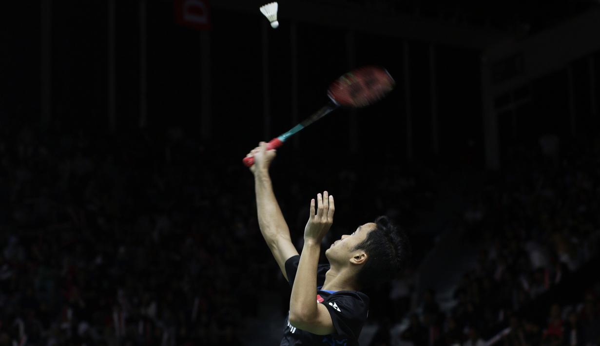 Tunggal putra Indonesia, Anthony Ginting, berusaha mengembalikan kok saat melawan tunggal Jepang pada Indonesia Masters 2019 di Istora Senayan, Jakarta, Jumat (25/1). Ginting gagal lolos ke semifinal. (Bola.com/Yoppy Renato)